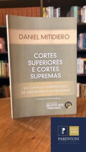 Livro Cortes Superiores e Cortes Supremas, de Daniel Mitidiero, na biblioteca do Parentoni Advogados